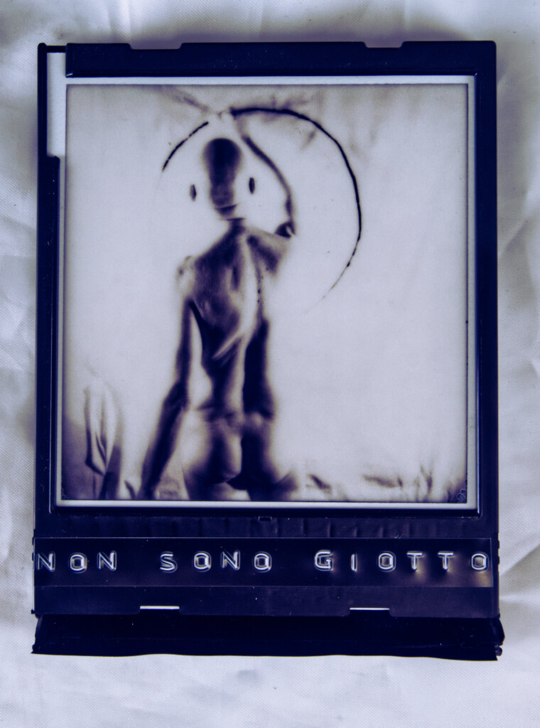 Non sono Giotto | Objekt, 2025; Reproduktion von Polaroid-Foto (Inkjetdruck), Sofortbildkassette, Prägeband; 11,3 x 9 x 1,5 cm
