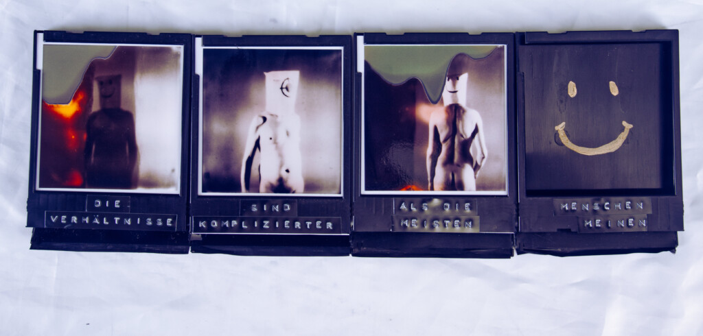 Die Verhältnisse sind komplizierter als die meisten Menschen meinen | Objekt, 2025; Reproduktionen von Polaroid-Fotos (Inkjetdruck), Sofortbildkassette, Prägeband; 11,3 x 9 x 1,5 cm